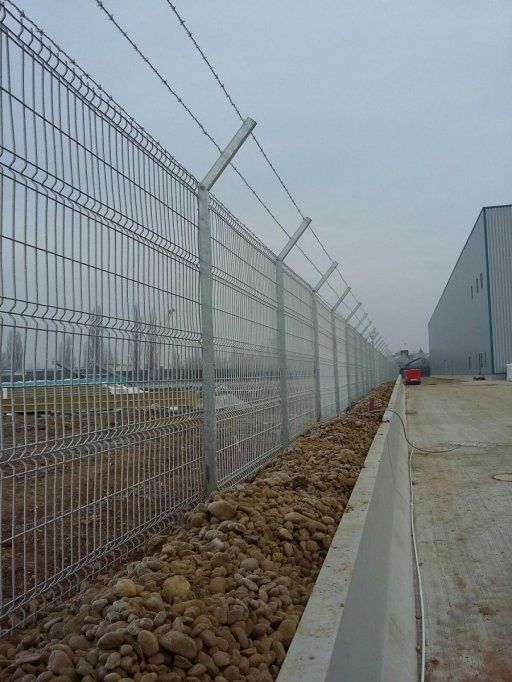 Meșter la garduri din plasă bordurata