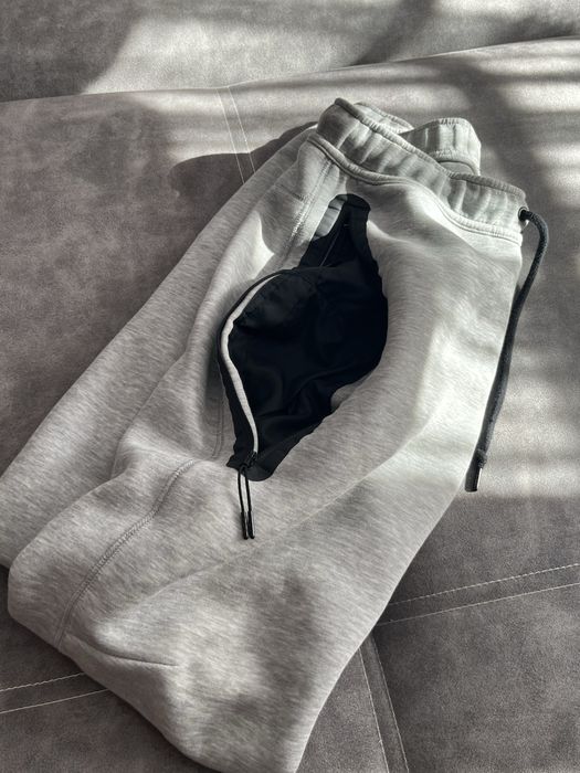 Pantaloni Nike Tech