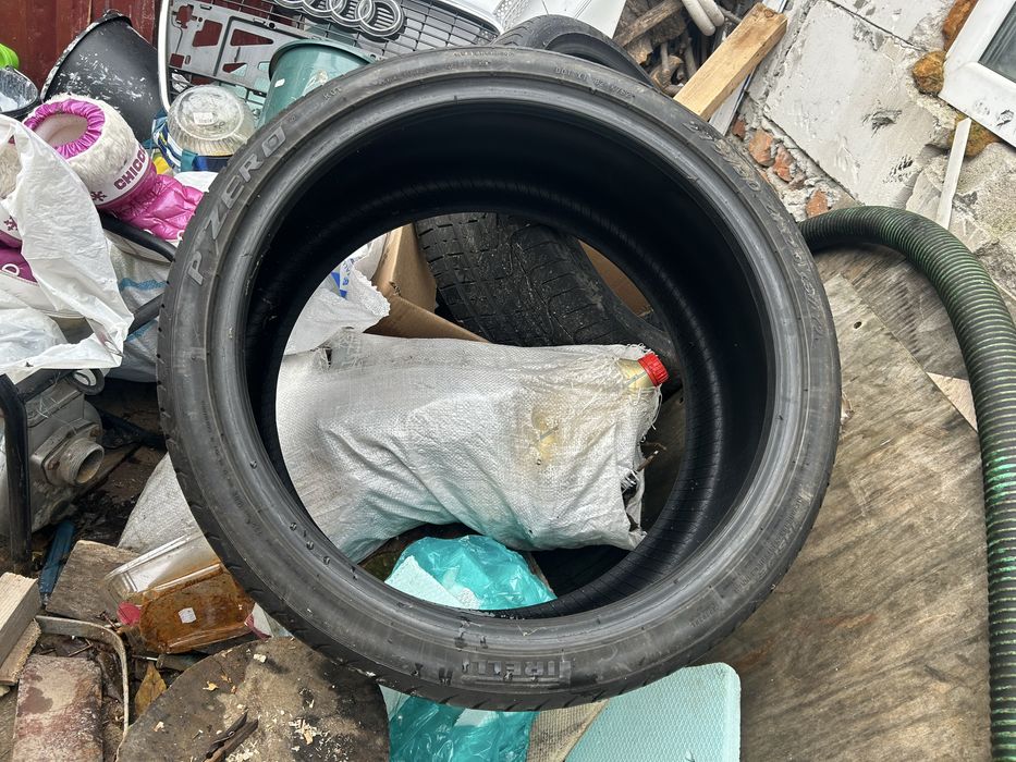 Vand 2 cauciucuri pirelli 275 30r20