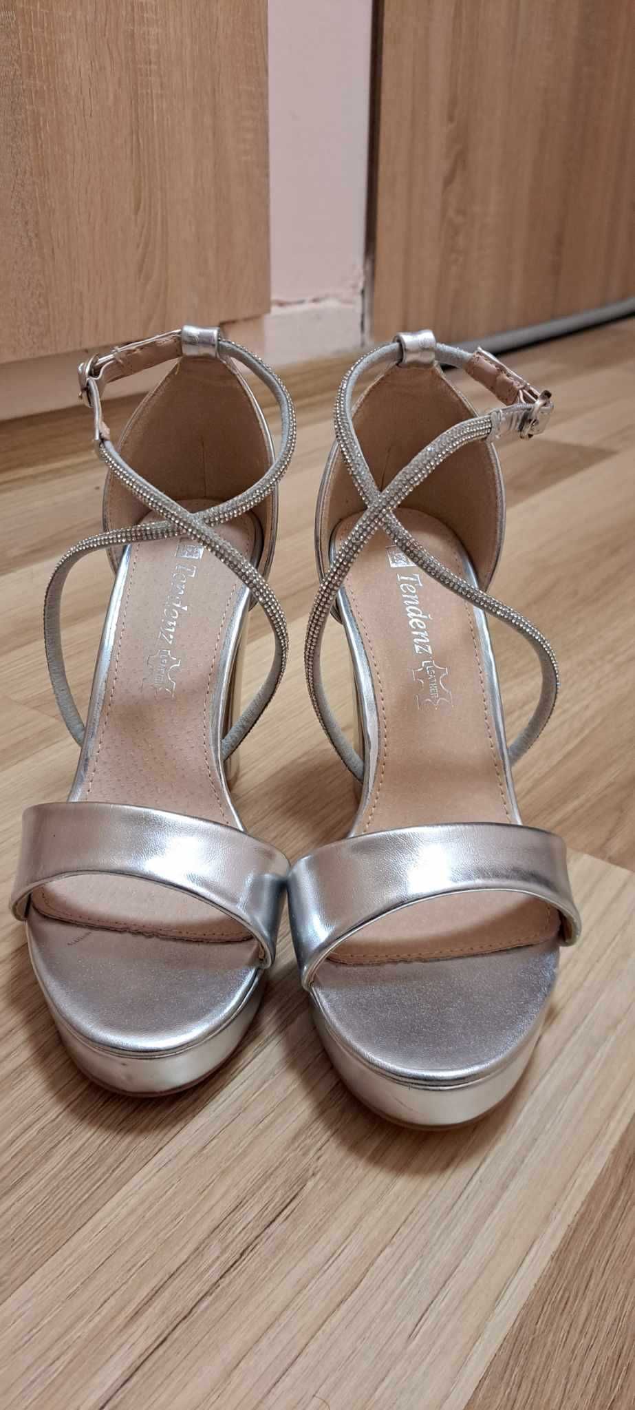 Дамски сандали в сребрист цвят