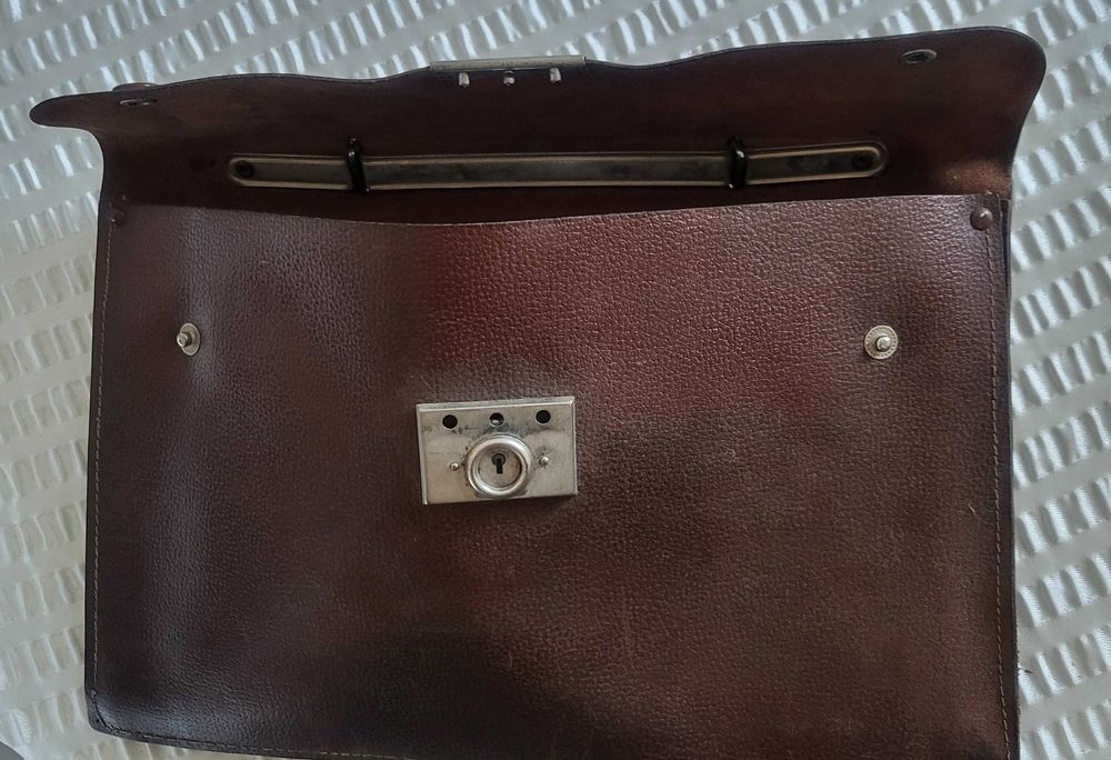 Servieta barbateasca piele maron roscat, veche geanta, an 1940