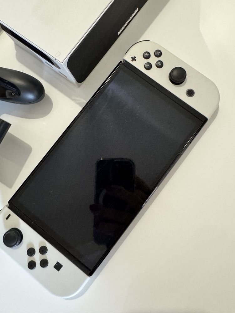 Nintendo Switch OLED - Бял модел