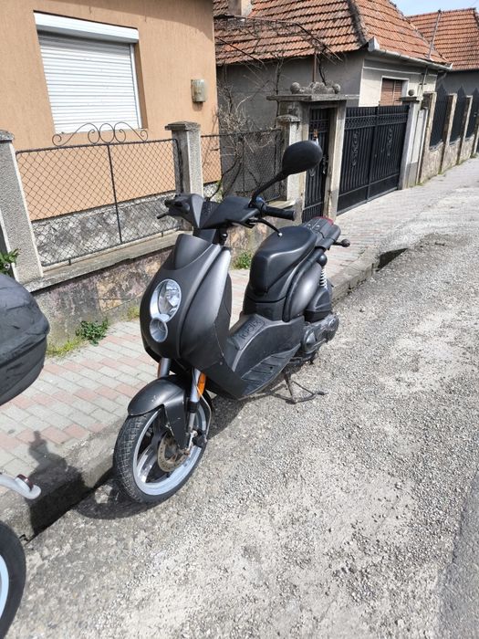 Vând scuter Aprilia Scarabeo și Peugeot Ludix ambele impecabile