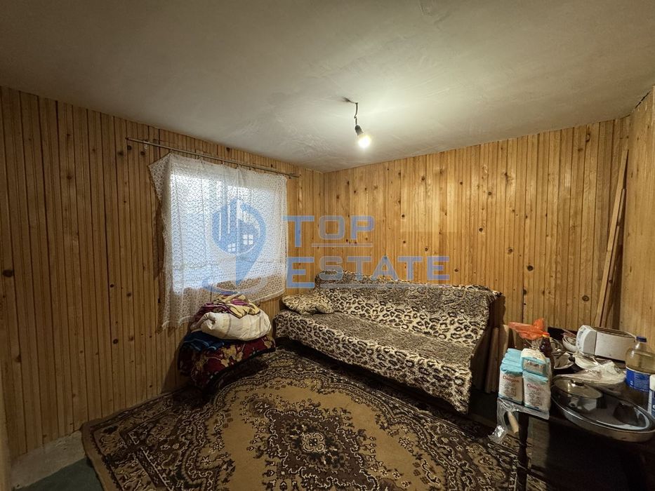 Тухлена къща с голям двор в село Хотница, област Велико Търново