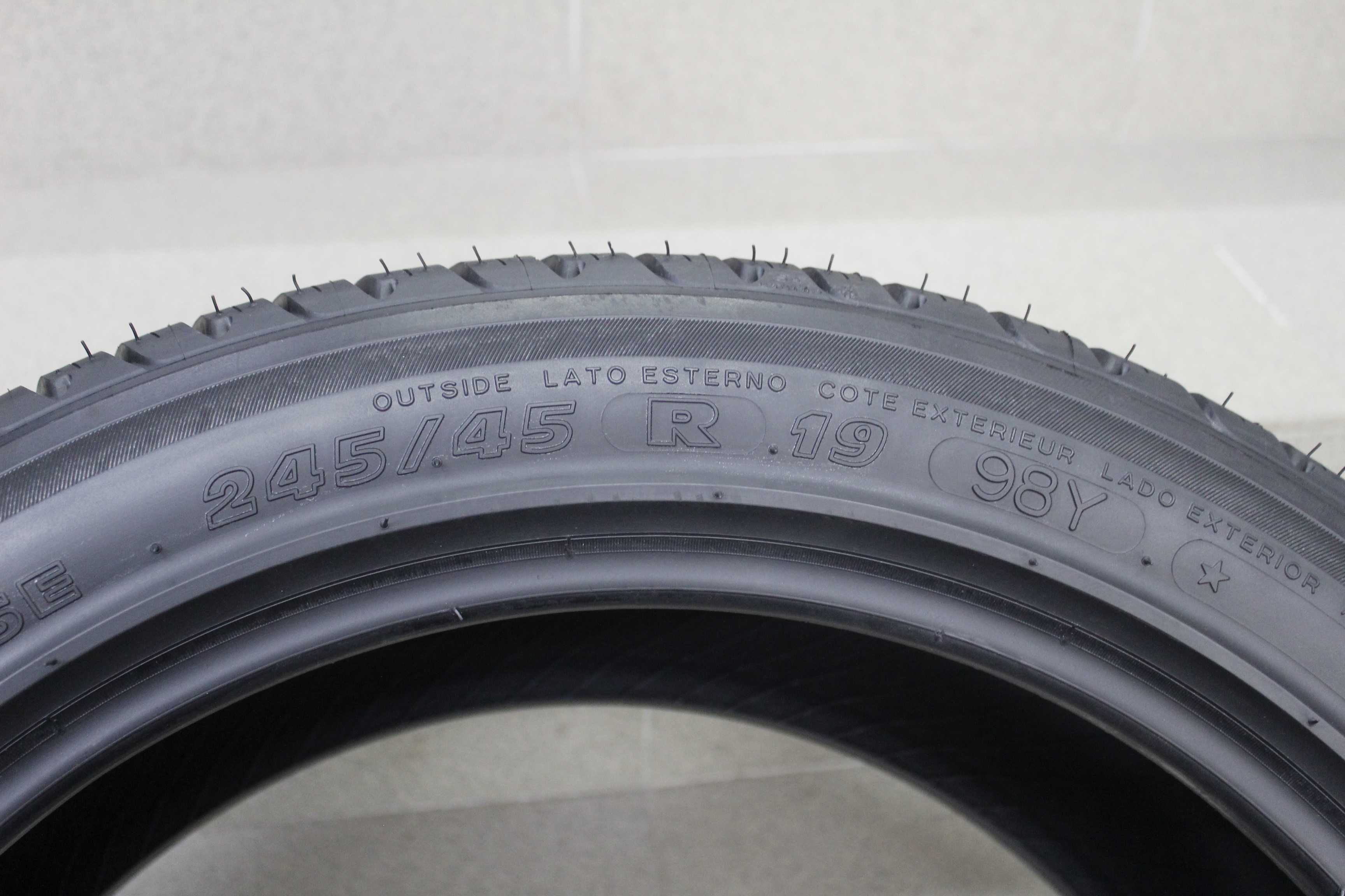 245/45-19 Michelin