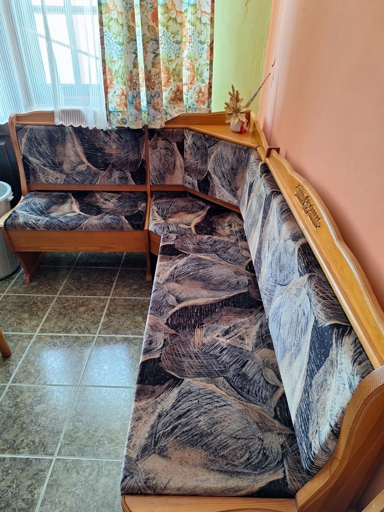 Дървена маса със 3 стола
