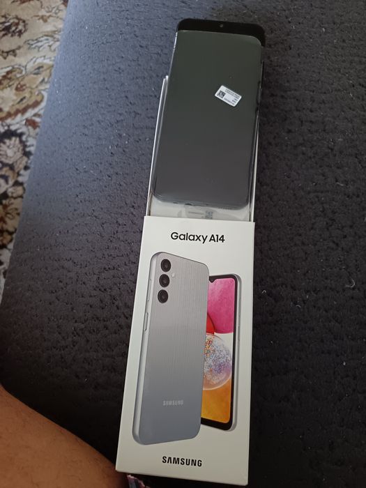Продавам смартфон Самсунг Galaxi A14   в комплект с безжични слушалки