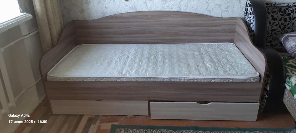 Продам кровать с матрасом