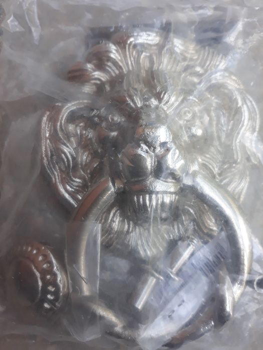 Месингово чукало за врата лъвска глава