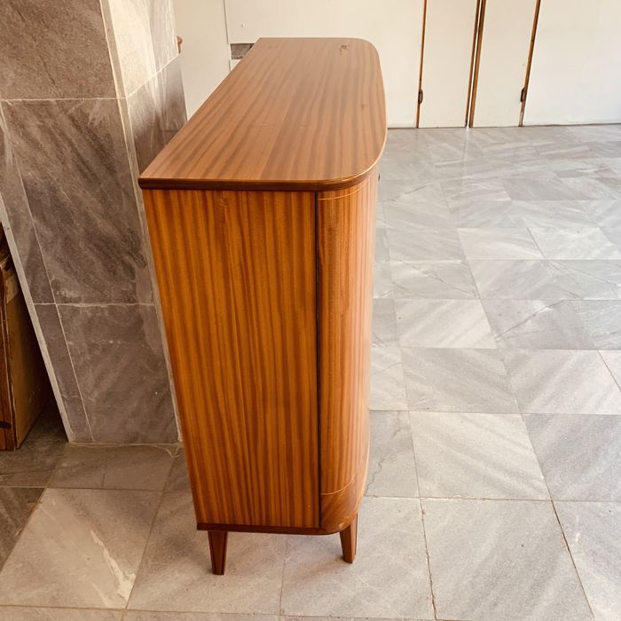 Ретро шкаф с елегантна фурнирована повърхност