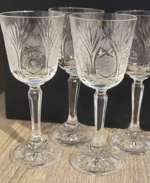 Кристални чаши със столче