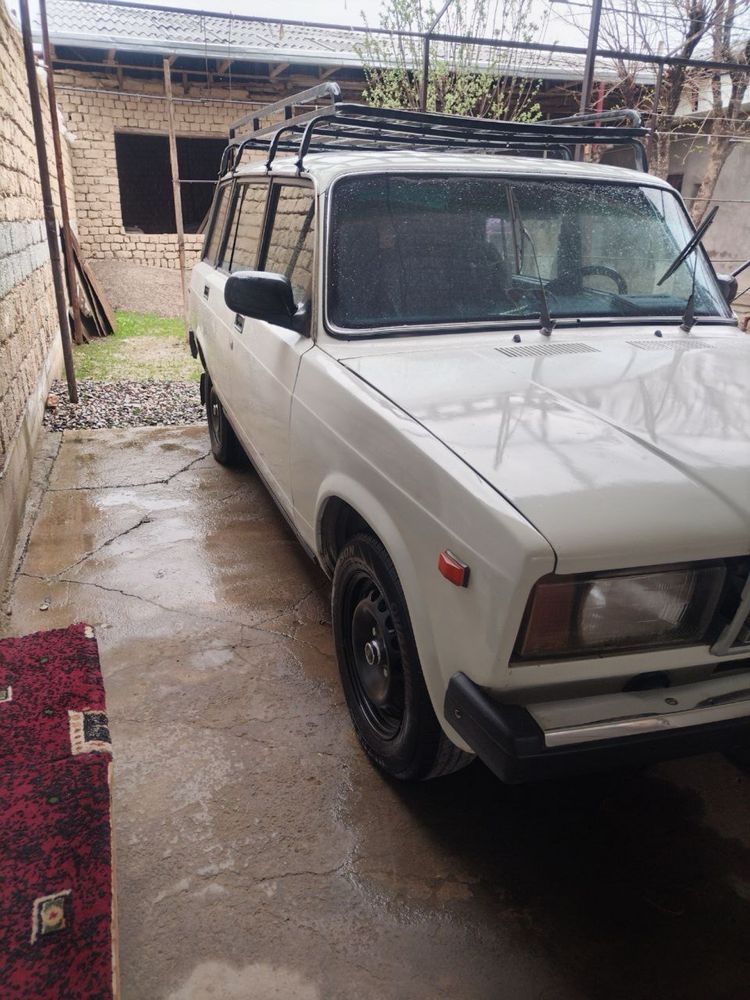Vaz 2104 sotiladi.