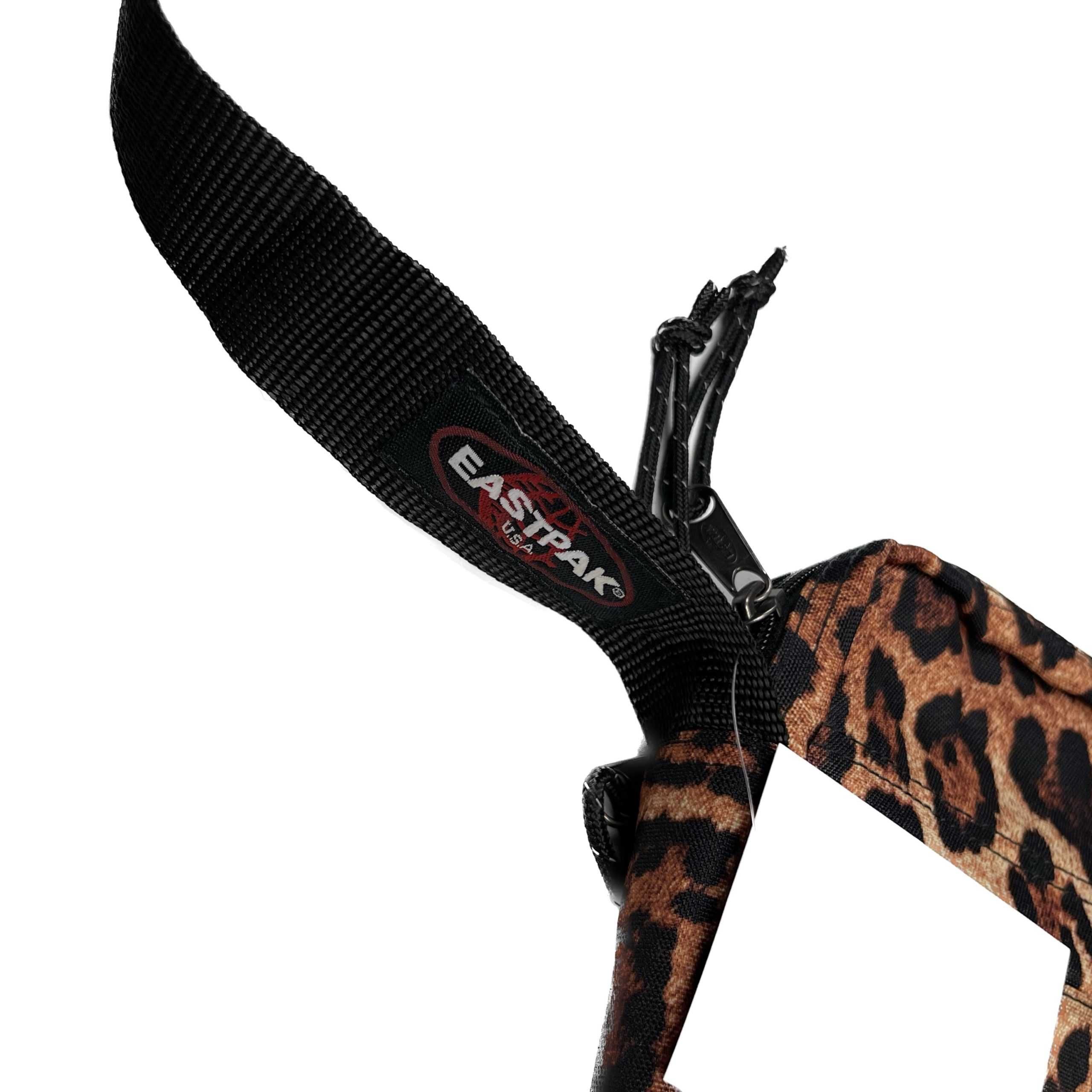 Унисекс чанта за рамо Eastpak Leopard Print Shoulder Bag