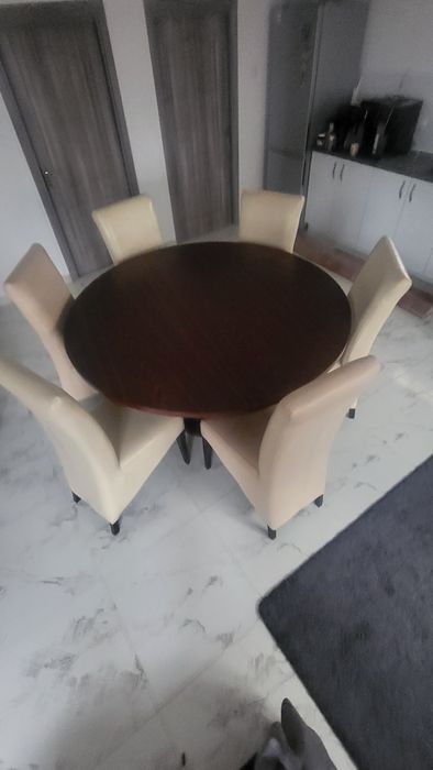 Masa cu scaune de bucatarie