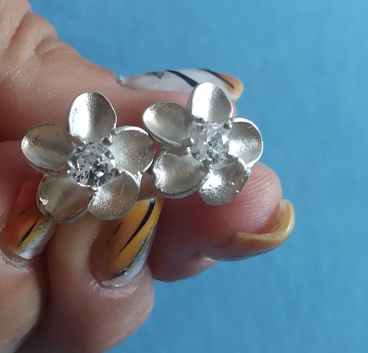 Нови, сребърни обеци. Малки, нежни модели, различни модели.