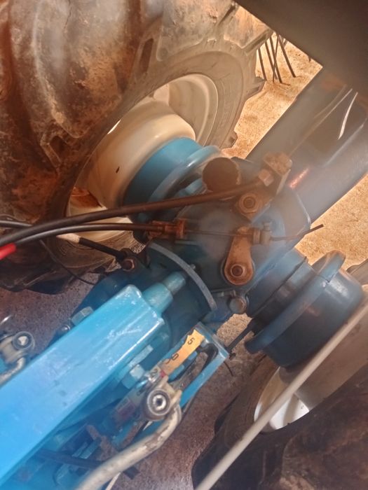 Doua motocultoare unul agria ,altul bcs705.