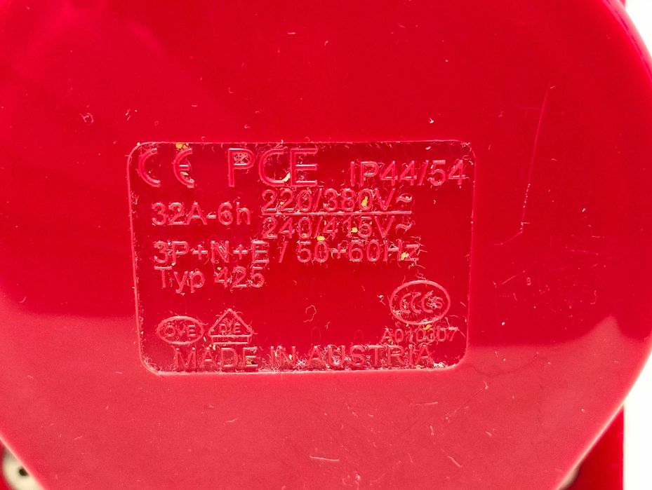 Priza  trifazica aplicata 3P+N + E , 16A - 32A , 380 V