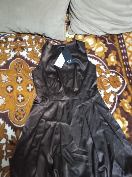 Продам вещи платья по 3000. Два полета по15000.