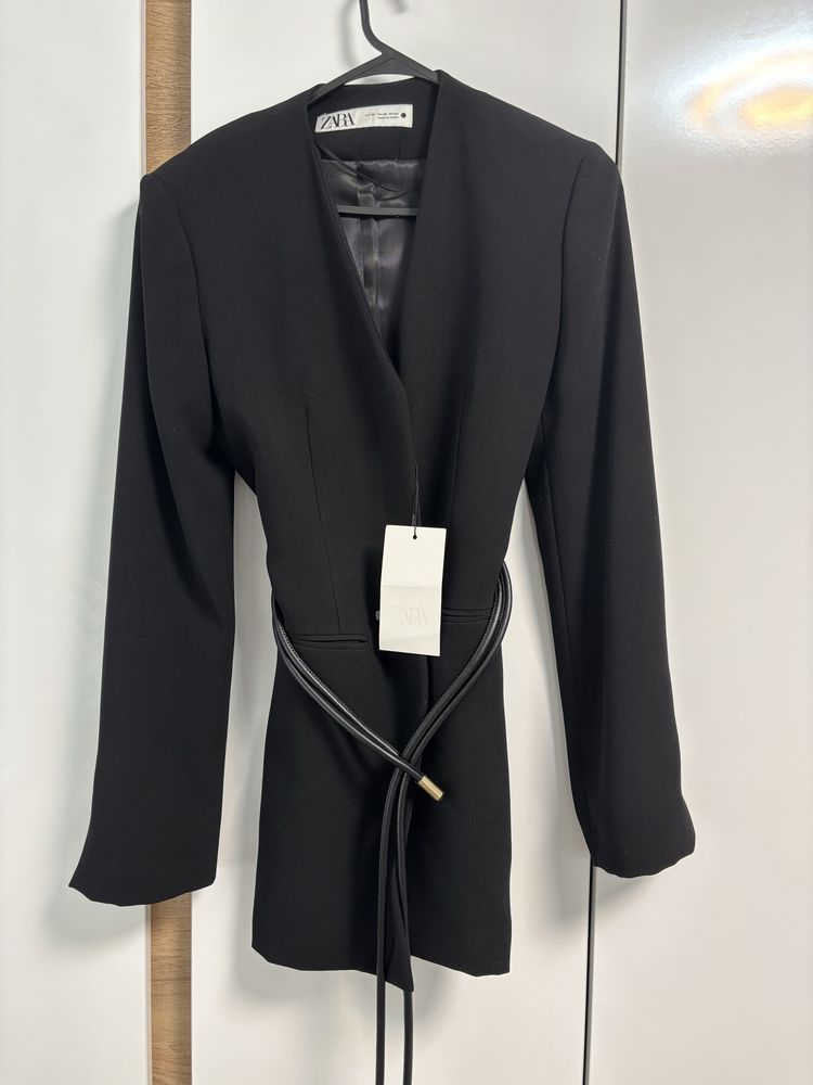 Костюм Zara с черен блейзър и черен панталон