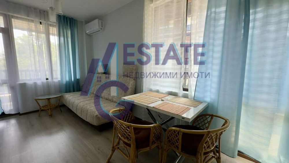 Просторен и светъл двустаен апартамент с югоизточно изложение в