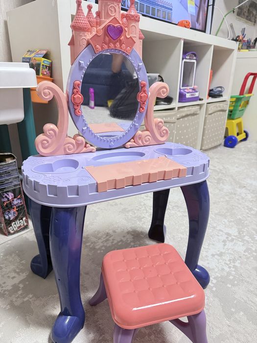 Продам детский салон красоты( столик и стульчик)