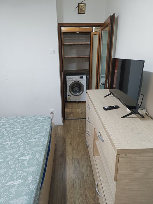 Închiriez apartament 3 camere.