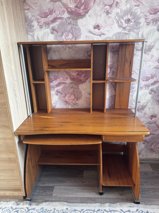 Компьюерный стол почти новый