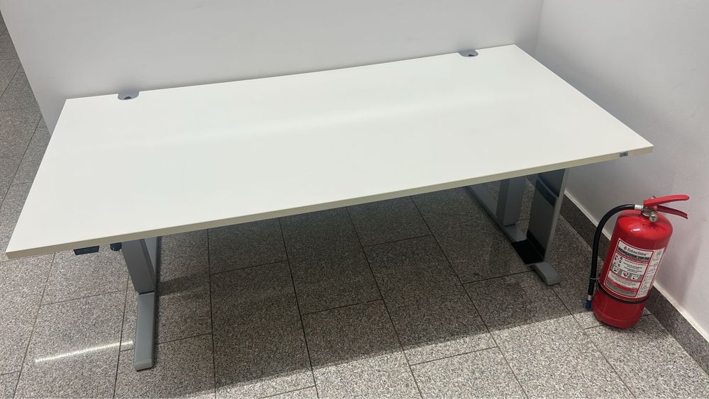 Masa birou reglabil pe inaltime