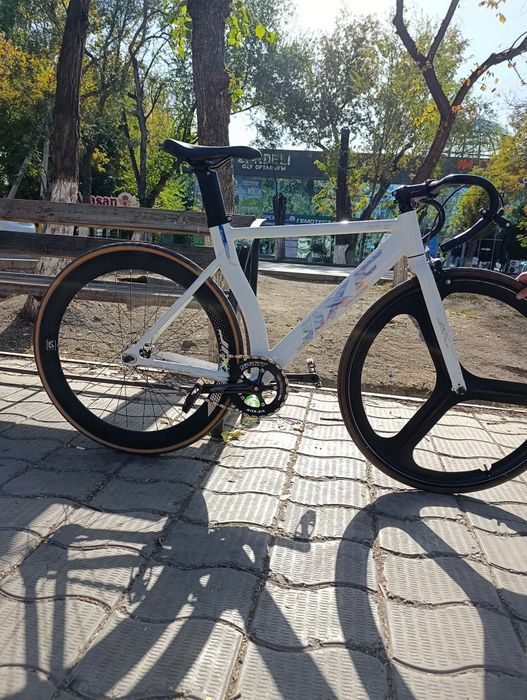 Продам фикс б/у почти новый есть маленькие царапины