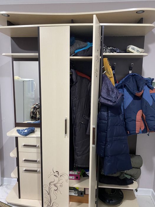 Прихожую продам