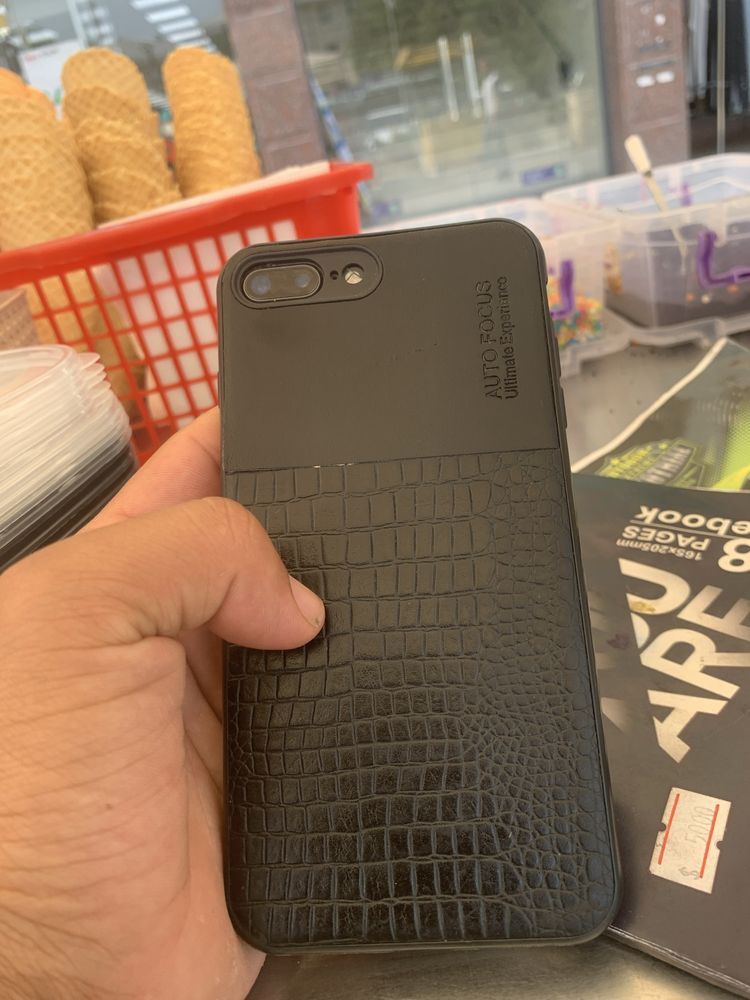 Iphone 8 plus sotiladi naqdga orqa shishasi singan olidigonla bosa tel