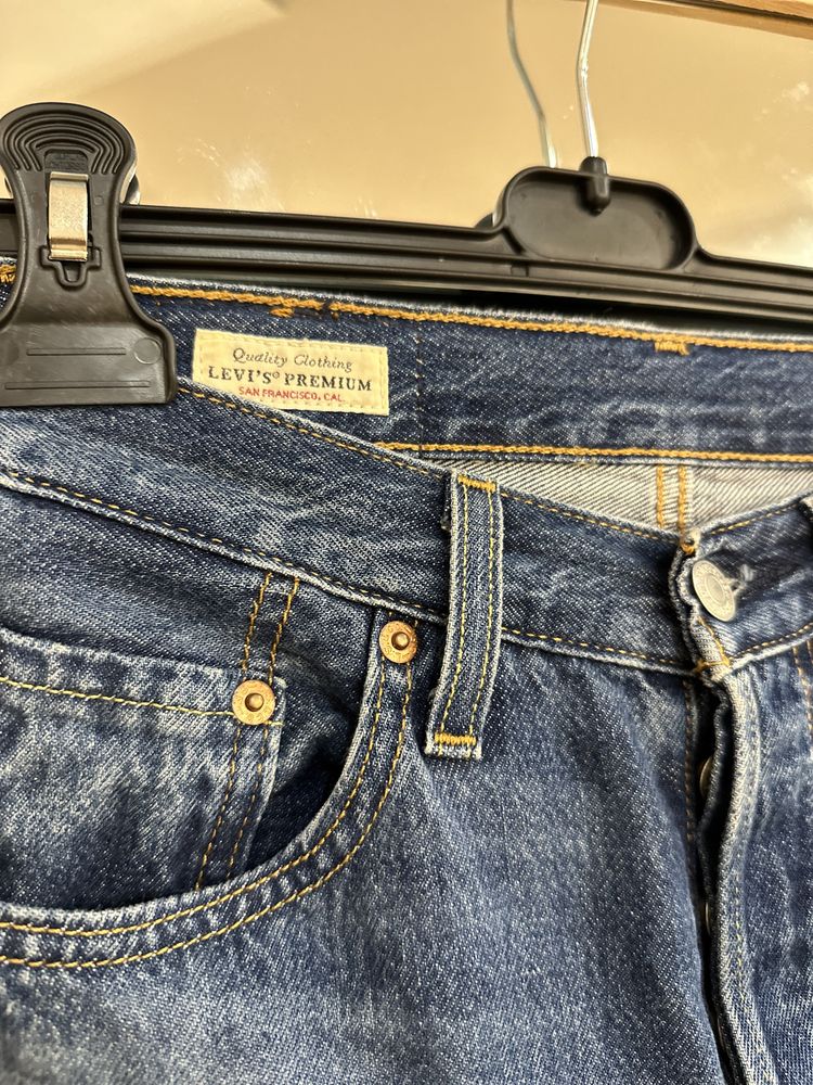 Blugi Levi’s albastri