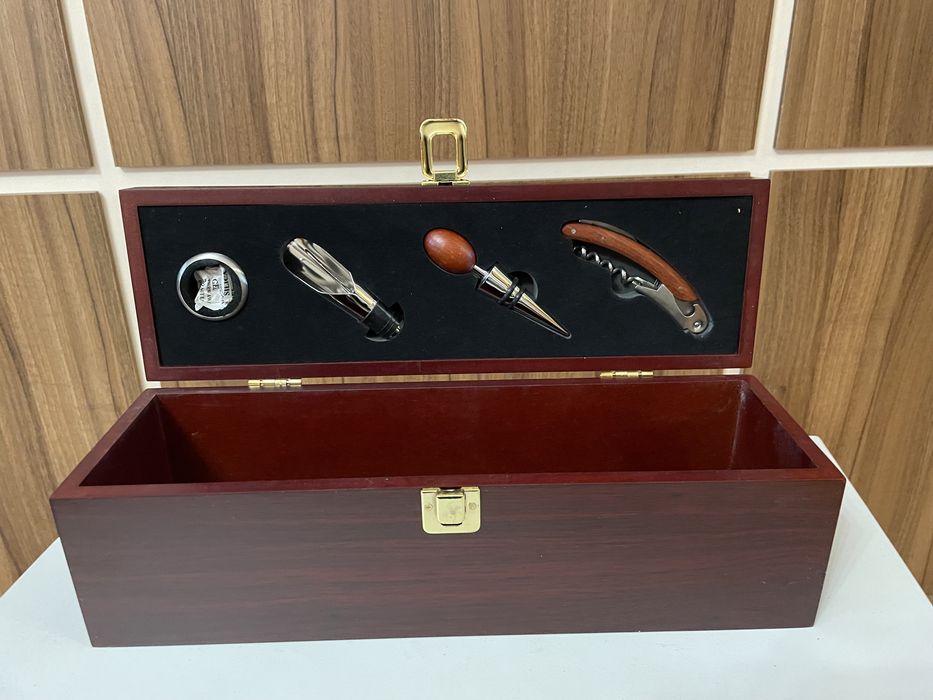 Деревянный подарочный ящик для вина с аксессуарами