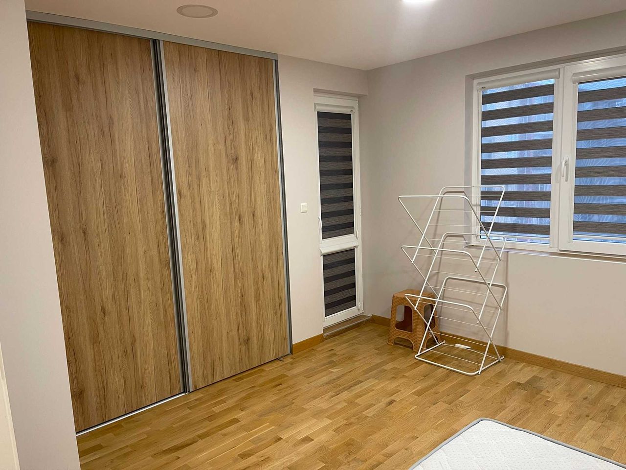 Дава се под наем Тристаен апартамент в Варна, Цветен квартал - 87 кв.м за 612 € - Снимка #4