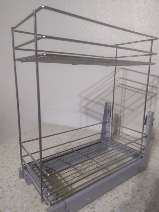 Встраиваемая в кухонный гарнитур выдвижная корзина в кухню