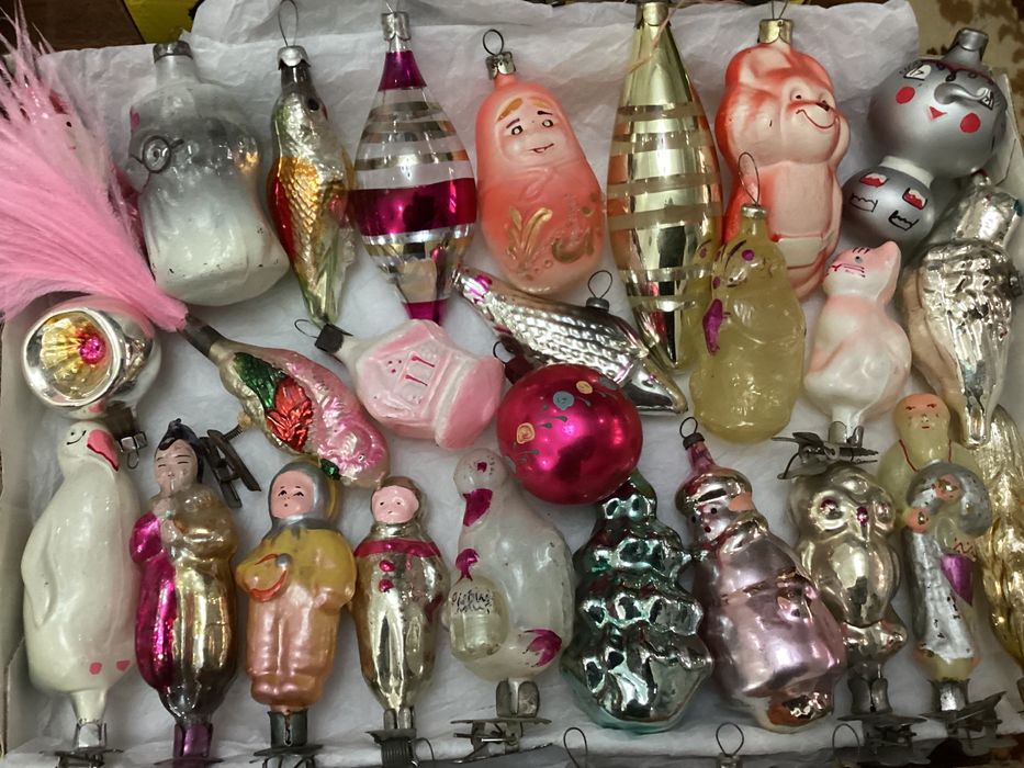 Продаются ёлочные игрушки.