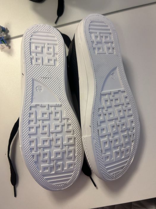 Vand adidasi tip sneakers