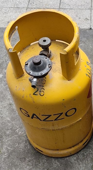 Butelie galbena cu guler și ceas , jumătate plină