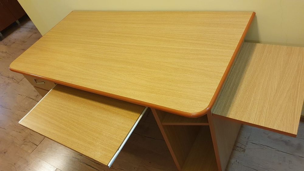 Masă de birou și scaun.