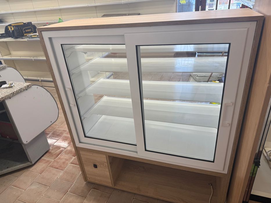 Неутрална витрина с лес осветление