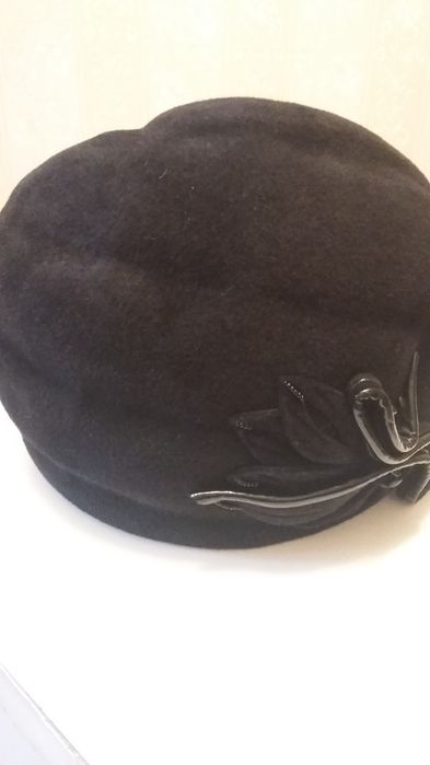 Женская фетровая шапочка.