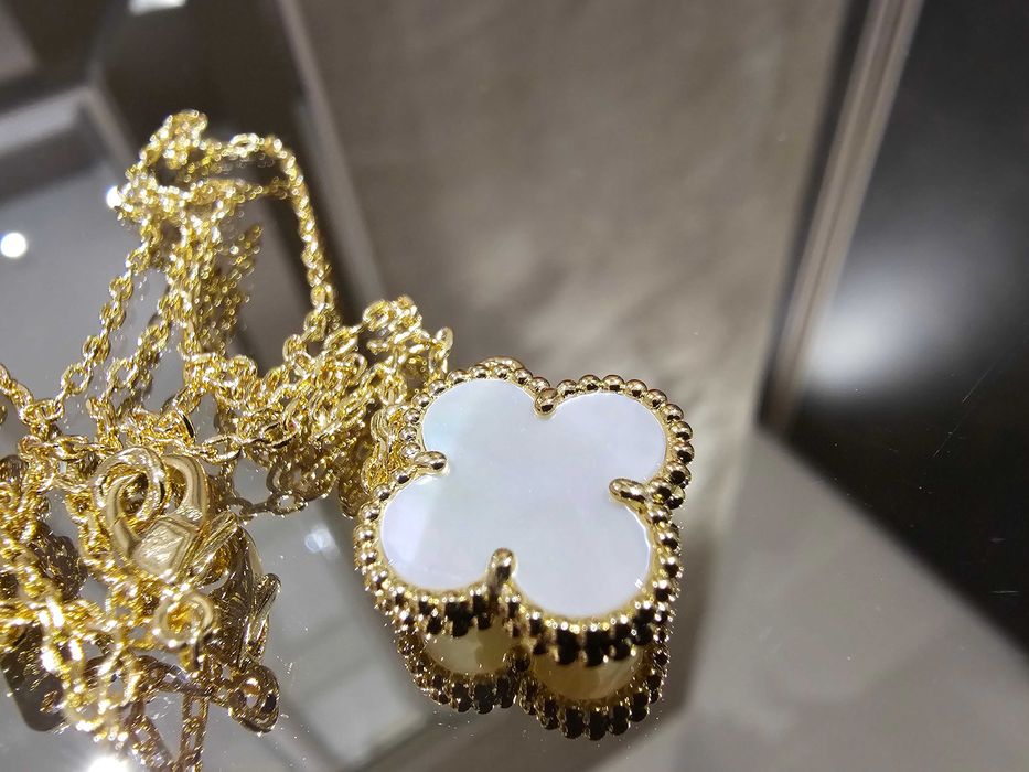 Van Cleef & Arpels VCA Gold Mother Pearl Alhambra 1 Motif Дамско Колие