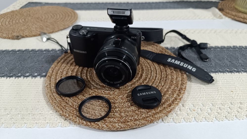 DSLR Samsung NX2000, 20.3 MP + Obiectiv 20-50mm
