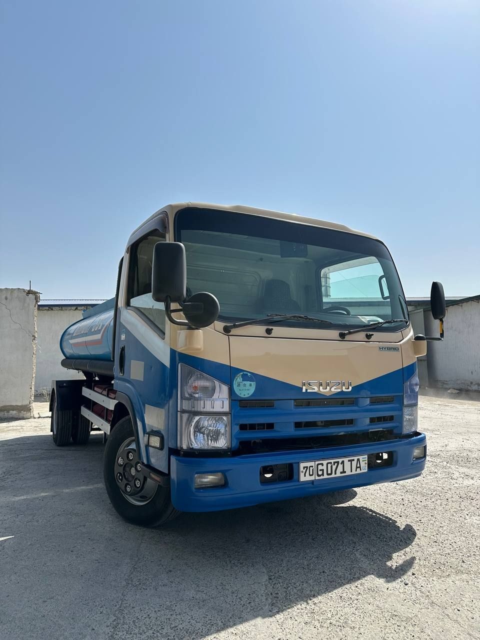 Isuzu vadavoz avtobusdan taxlangan
