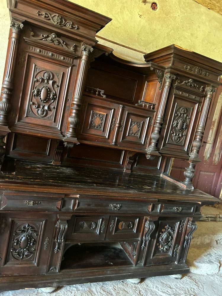 Vând credenț din lemn masiv sculptat