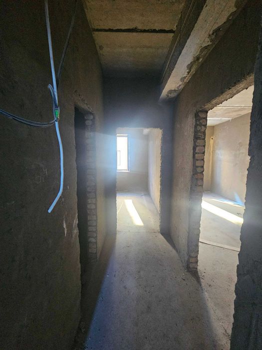 Тезда 1 хоналик квартира 2-каватдан сотилади.Ор:5-мкр.Орбита