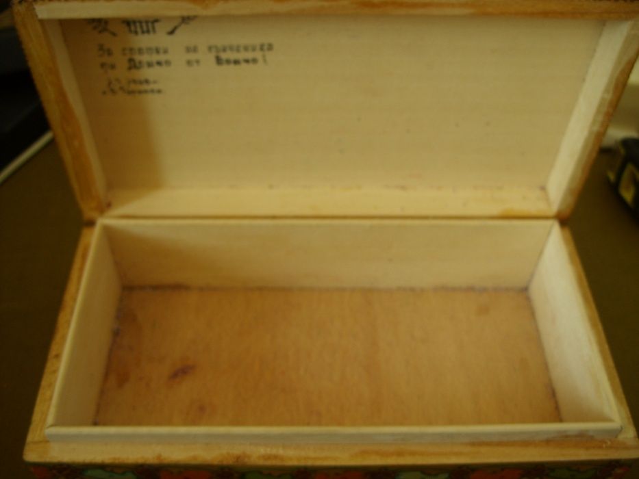 Стара дървена кутия
