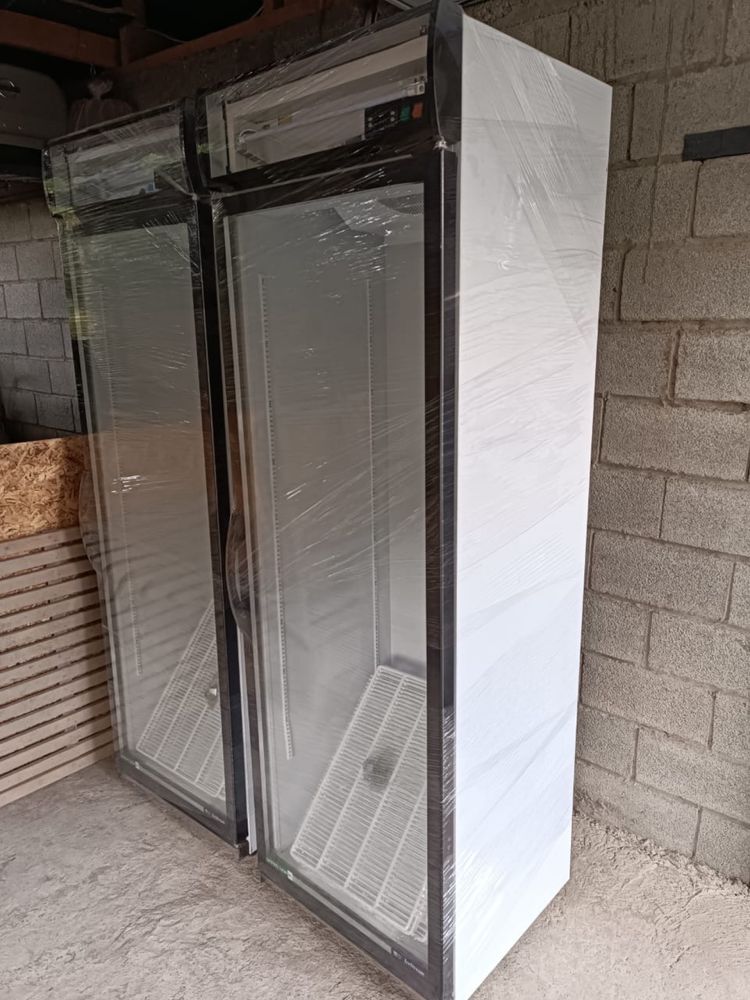 Холодильник вертикальный, ветринный для магазина
