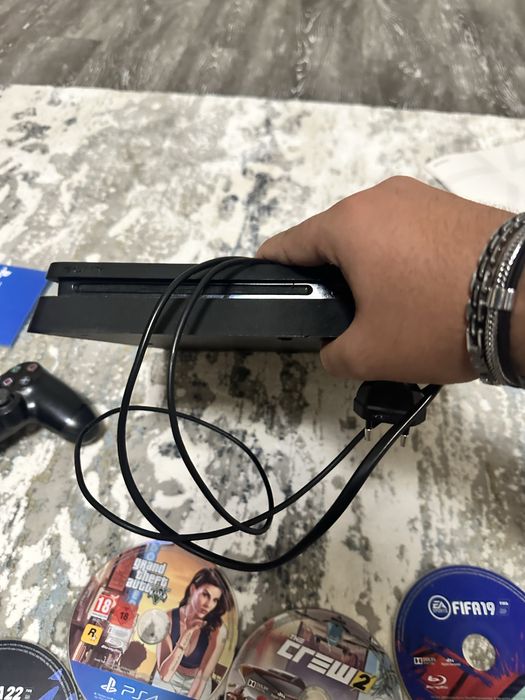 Vand PS4 slim 1T+jocurile din imagine+2 controllere