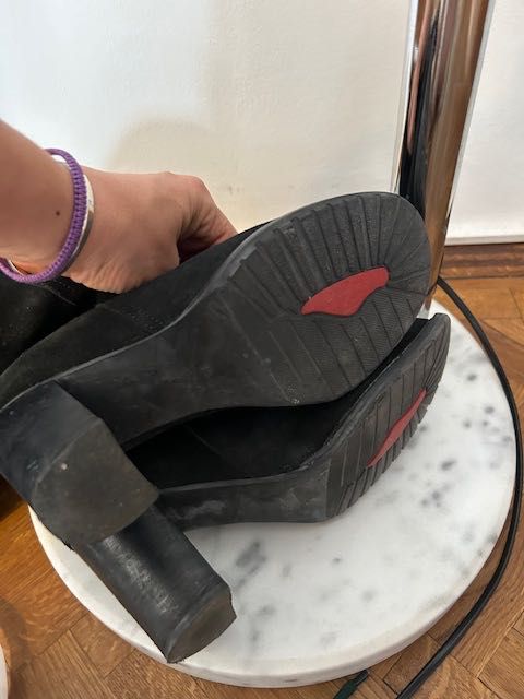 01 Cizme negre piele întoarsă, Italia  40/41 – calapod larg